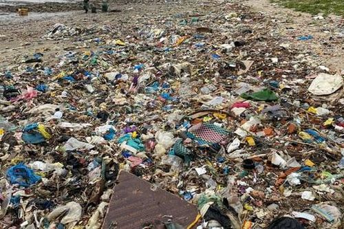 Thanh Hóa: Kinh hoàng cảnh tượng rác thải chất đống dọc bờ biển Ngư Lộc