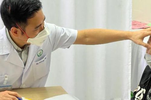 Khối u hốc mắt khiến cậu bé 9 tuổi khóc ra máu