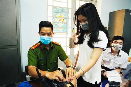 Công an TP Thủ Đức cấp CCCD gắn chip cho học sinh dịp lễ 30/4