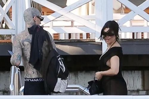 Vợ chồng Kourtney Kardashian hưởng tuần trăng mật sau lễ cưới