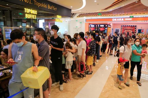 Xếp hàng hơn 1 tiếng đợi ăn trưa ở trung tâm thương mại Hà Nội
