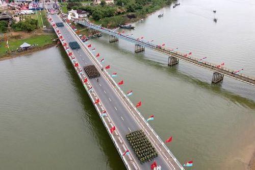 Lễ Thượng cờ và diễu binh, diễu hành tại di tích Hiền Lương - Bến Hải