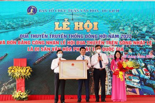 Lễ hội đua thuyền mừng ngày thống nhất non sông ở Quảng Bình