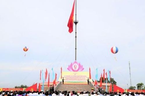 Chủ tịch nước Nguyễn Xuân Phúc dự Lễ thượng cờ 'Thống nhất non sông'