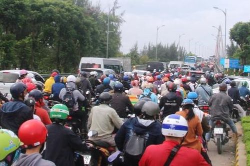 Ngày đầu nghỉ lễ: Nhiều tuyến đường huyết mạch ùn tắc nghiêm trọng