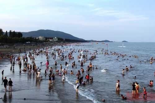 Khai hội du lịch biển Hải Tiến