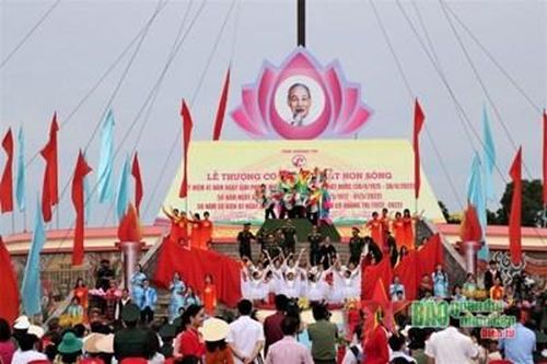 Chủ tịch nước Nguyễn Xuân Phúc dự Lễ thượng cờ 'Thống nhất non sông' tại Quảng Trị