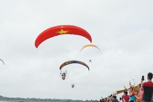 Tây Ninh lần đầu tổ chức biểu diễn dù lượn