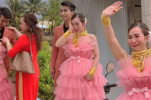 Lấy chồng đúng 'gánh nặng', cô dâu đeo vàng đỏ người ngày cưới