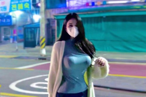 Người đẹp mặc kín hay hở xuống phố đều thu hút ánh nhìn