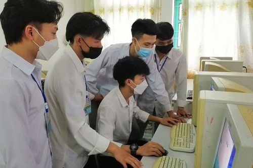 Đăng ký thi tốt nghiệp THPT trực tuyến: Nỗi lo 'đường truyền' của trường vùng khó