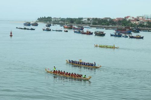 Quảng Bình: Sôi nổi hội đua thuyền truyền thống trên sông Nhật Lệ