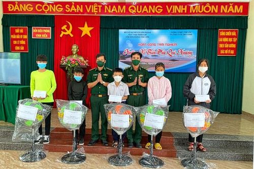 Tuyên truyền, khơi dậy tình yêu biển, đảo cho các em học sinh