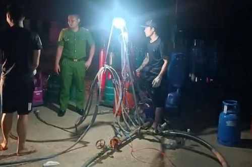 Phát hiện nhóm người nửa đêm sang chiết gas trái phép tại bãi đất ven sông