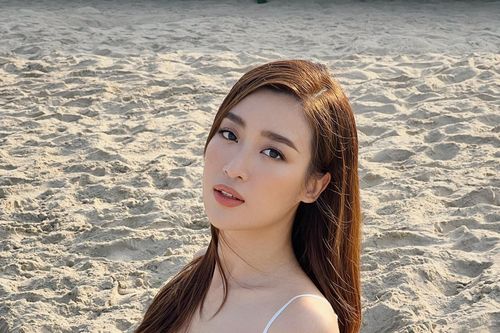 Không cần bikini, Đỗ Mỹ Linh vẫn đẹp hút hồn trên biển với áo crop-top xuyên thấu