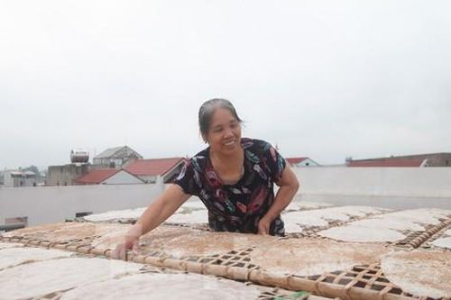 Người dân làng nghề bánh đa Kế ở Bắc Giang thu tiền triệu/ngày
