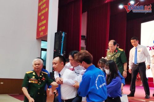 Thầy hiệu trưởng cõng bác thương binh ở lễ kỷ niệm 30/4 gây xúc động