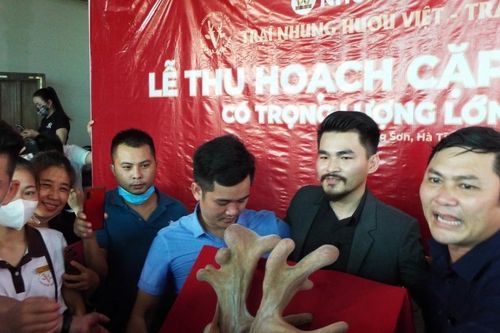Đổ xô xem cắt cặp nhung hươu đột biến 'khủng' nhất Hà Tĩnh