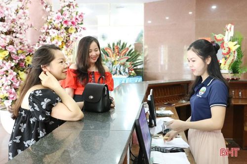 Nắng nhẹ, biển êm, Thiên Cầm đón du khách trước giờ khai hội
