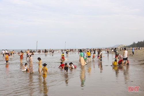 Các bãi biển Hà Tĩnh 'kín người' ngày đầu kỳ nghỉ lễ