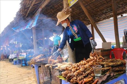 Sôi động chợ phiên vùng cao tại Làng Văn hóa, Du lịch các dân tộc Việt Nam