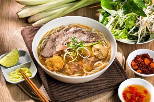 Bún bò Huế được thêm vào thực đơn bán trú của học sinh Nhật Bản