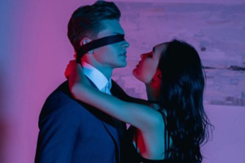 Lừa chồng sắp cưới lên đồi để có 'quà bất ngờ', cô gái có hành động gây sửng sốt