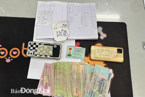 Chủ quán cà phê kiêm việc ghi số đề