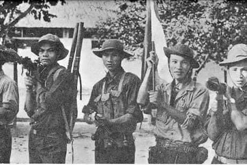 Chiến sĩ đặc công phất cờ chiến thắng trên tầng 2 Dinh Độc Lập trưa 30/04/1975