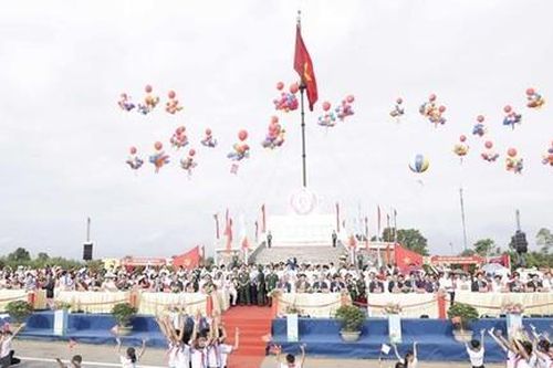 Chủ tịch nước Nguyễn Xuân Phúc dự Lễ thượng cờ Thống nhất non sông
