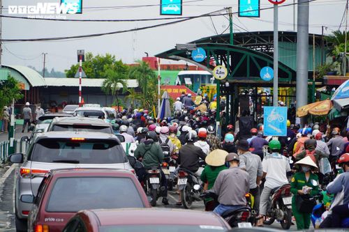 Phà Cát Lái ùn tắc kéo dài, ô tô xếp hàng 2 tiếng vẫn cách bến hơn 2km