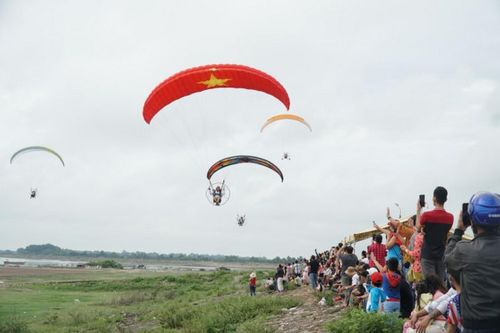 Người Tây Ninh hào hứng theo dõi buổi biểu diễn dù lượn có động cơ