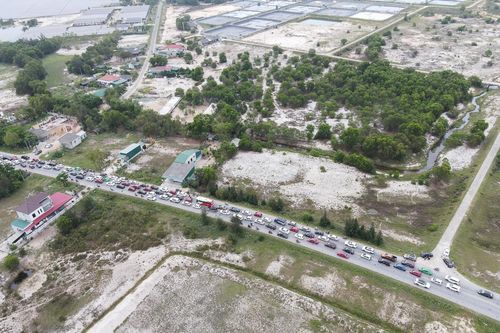 Khai mạc du lịch biển, đường ven biển Hà Tĩnh ùn tắc chưa từng thấy