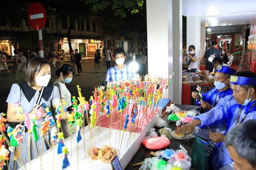 Rộn ràng mua sắm sản phẩm quà tặng đặc sắc của Hà Nội