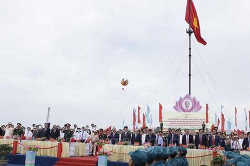Chủ tịch nước Nguyễn Xuân Phúc dự Lễ thượng cờ 'Thống nhất non sông'