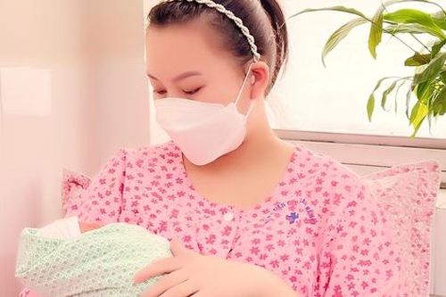 Can thiệp bào thai cứu thai nhi bị thiểu ối tuần thứ 28