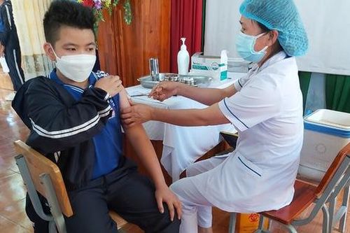 Khẩn trương hoàn thành tiêm mũi 2 vaccine phòng COVID-19 cho trẻ 12- dưới 18 tuổi ở Lâm Đồng