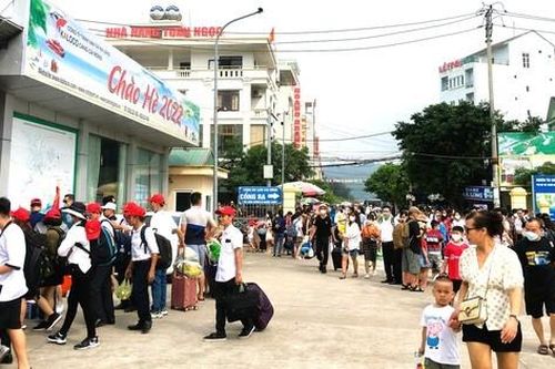 Du lịch dịp nghỉ lễ 30/4 ở Quảng Ninh: Lâu lắm mới gặp lại cảnh này, tuy mệt nhưng lại vui