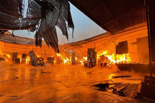 Thông tin bất ngờ về xưởng gỗ dán bốc cháy rạng sáng 1-5 ở huyện Gia Lâm
