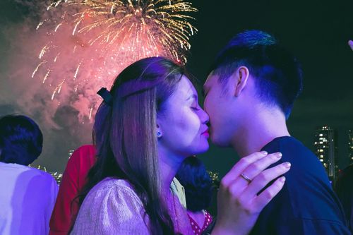 Ăn tối, ngắm pháo hoa ở du thuyền trên sông Sài Gòn