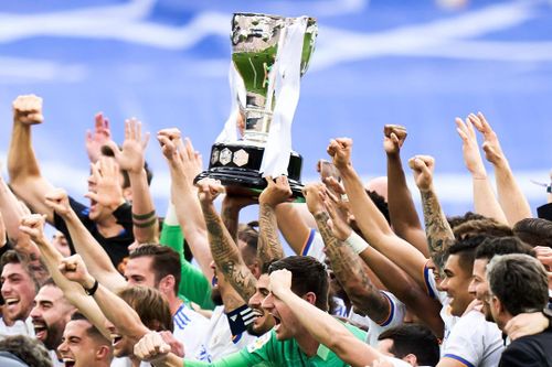 Khoảnh khắc Real Madrid nâng cúp vô địch La Liga 2021/22