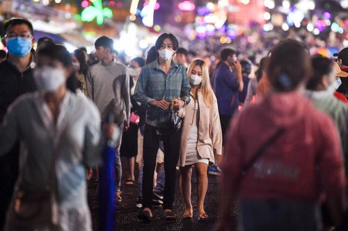 Hàng nghìn người đổ về chợ đêm Đà Lạt