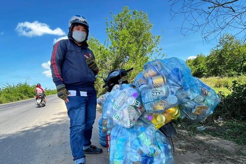 Hai bạn trẻ nhặt rác trên đường đi từ Đà Lạt về Nha Trang
