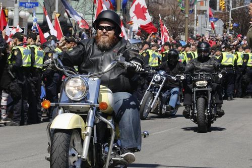 Người biểu tình lái xe máy ở thủ đô Canada ngay trước mắt cảnh sát