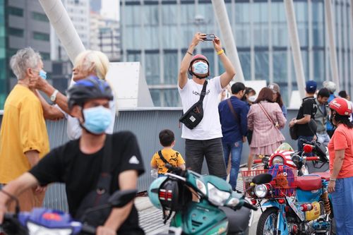Nhiều người dân TP.HCM chờ chụp ảnh, cầu Thủ Thiêm 2 ùn ứ nhẹ