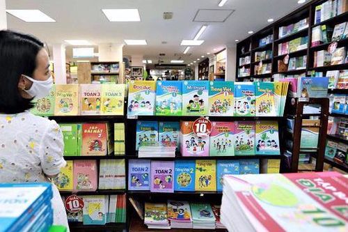 Sách giáo khoa mới tăng giá gấp 2-3 lần: Phụ huynh nặng gánh