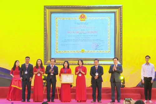 Trường THPT Nguyễn Duy Trinh nhận Huân chương Lao động hạng Nhất