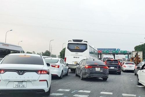 Nhiều trạm thu phí phải xả trạm trong ngày đầu nghỉ lễ