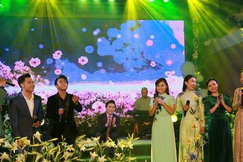 Mạnh Quỳnh và các con nuôi tưởng nhớ Phi Nhung trong đêm nhạc ngập nến và hoa