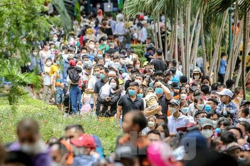 Chật vật tại các điểm vui chơi ở Hà Nội ngày lễ 30/4 - 1/5